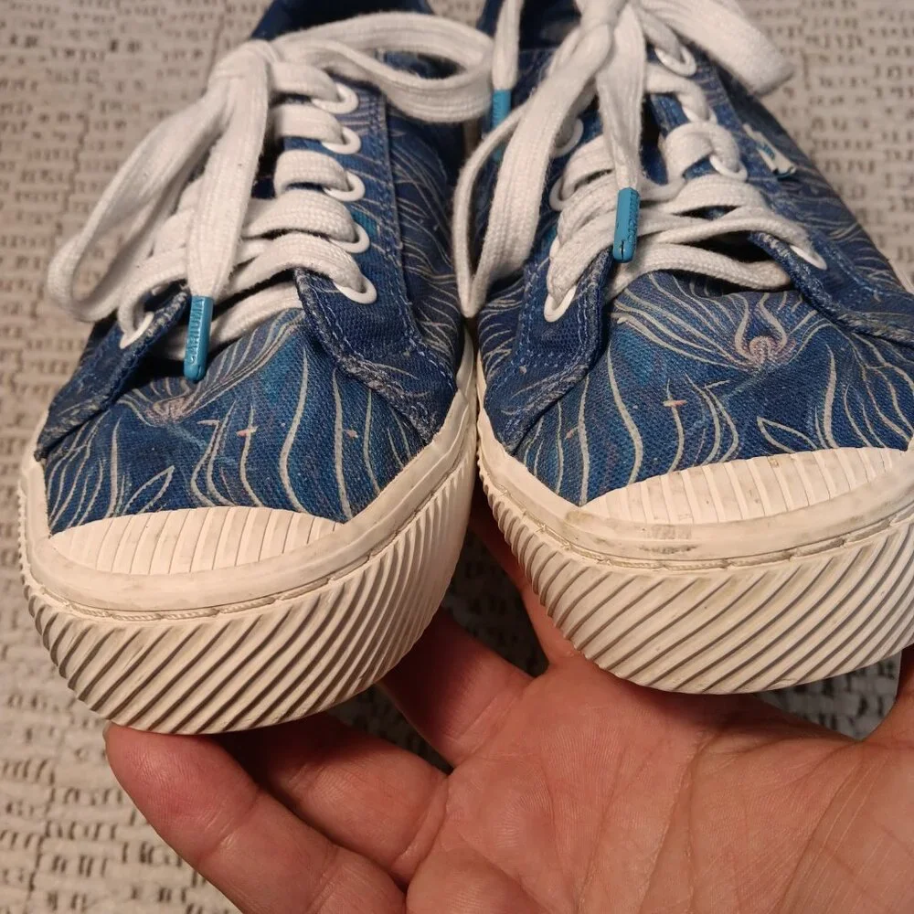 Cariuma Avatar Women's blue printed canvas athletic shoes sneakers sz 7.5